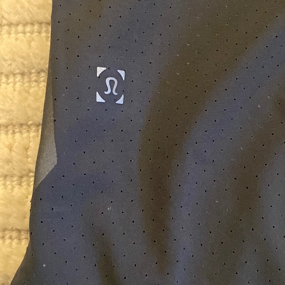 Men’s Lululemon lightweight shirt w reflective detailing - Picture 5 of 5